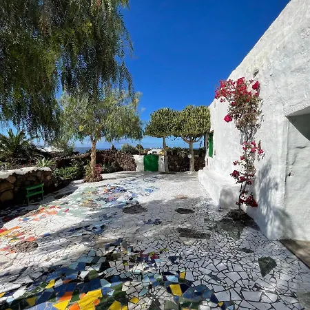 Moises Art House *