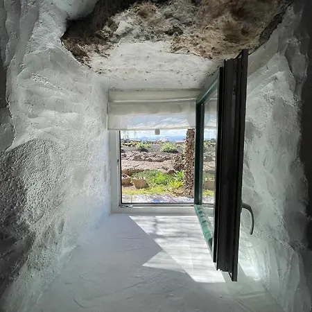 Moises Art House *